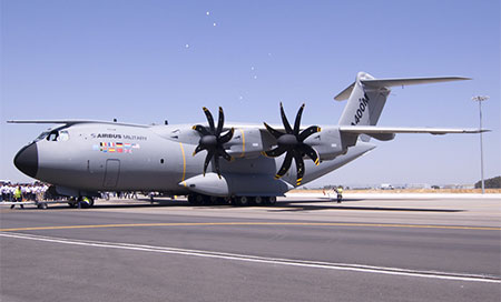 España: Más de tres fallecidos en un accidente de avión militar en Sevilla